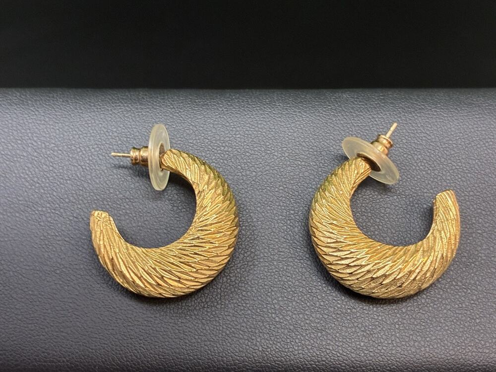 Christian Dior 1980s Textured gold tone Classic Crescent Clip Earrings